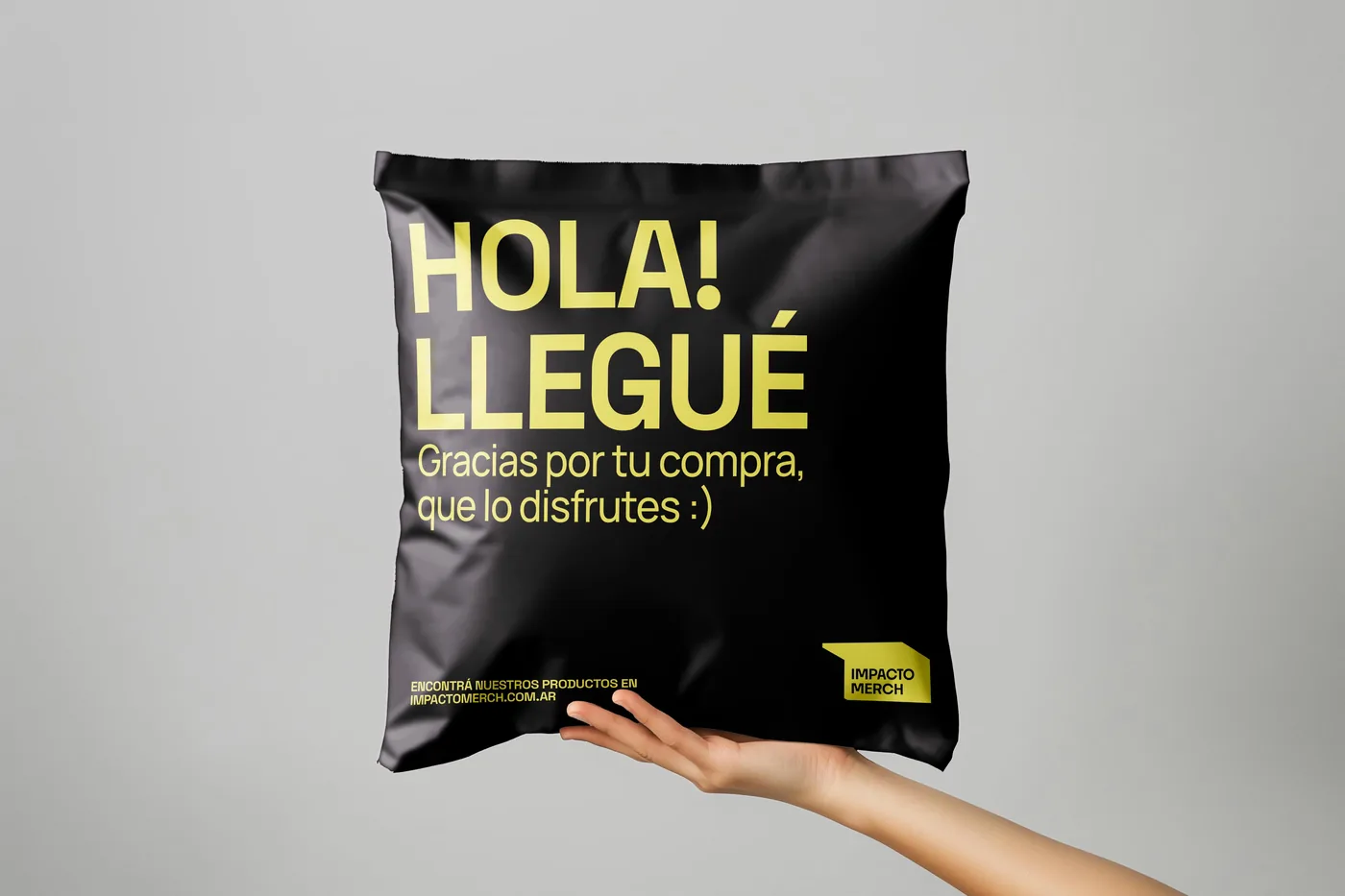 Bolsa de entrega de Impacto Merch con el mensaje Hola, llegué