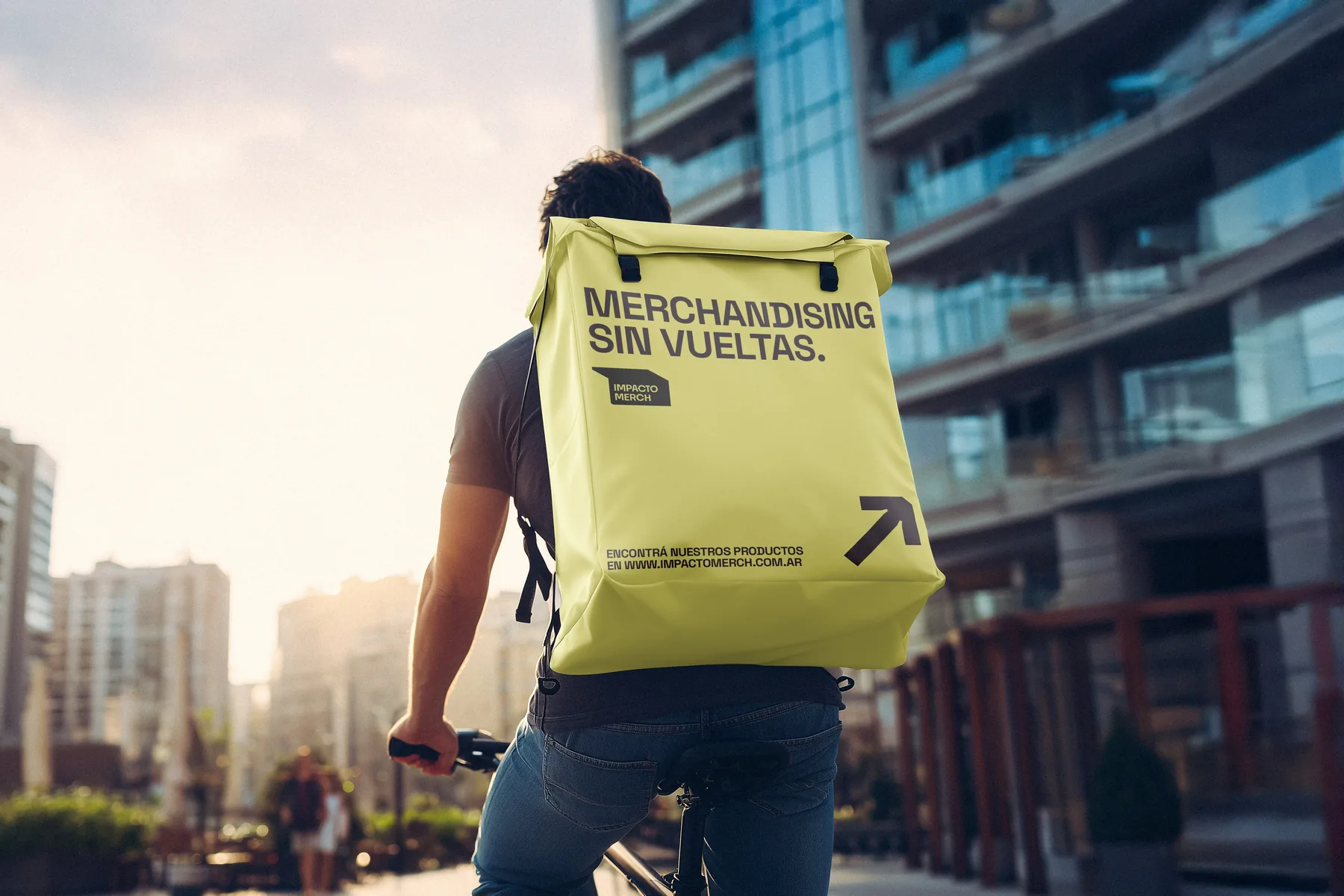 Repartidor en bicicleta con mochila de Impacto Merch: merchandising sin vueltas